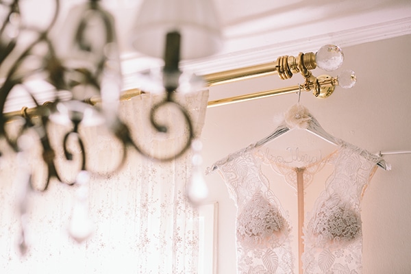 Νυφικη κρεμαστρα