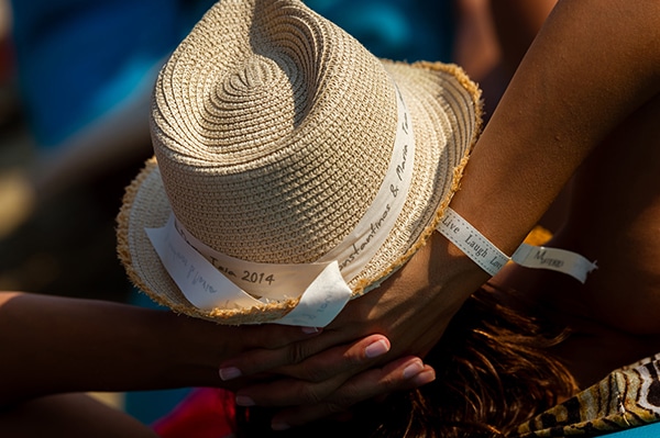 Πρωτοτυπες ιδεες γαμου με ψαθινα καπελα