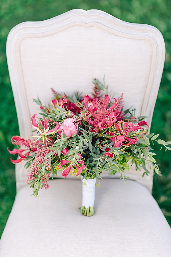 Κόκκινη νυφική ανθοδέσμη Κόκκινη νυφική ανθοδέσμη