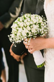 Νυφική ανθοδέσμη με μπουτόν τριαντάφυλλα Νυφική ανθοδέσμη με μπουτόν τριαντάφυλλα