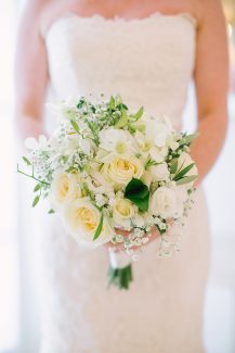 Λευκή νυφική ανθοδέσμη με τριαντάφυλλα Λευκή νυφική ανθοδέσμη με τριαντάφυλλα