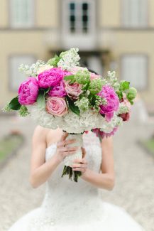 Μεγάλη νυφική ανθοδέσμη Μεγάλη νυφική ανθοδέσμη