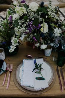 Modern greenery διακοσμηση τραπεζιου