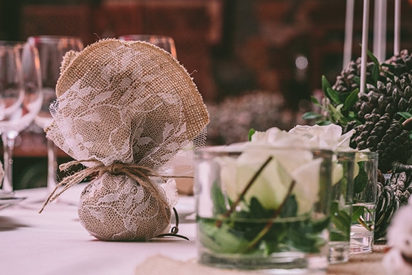 Μπομπονιερα με λινατσα και δαντελα