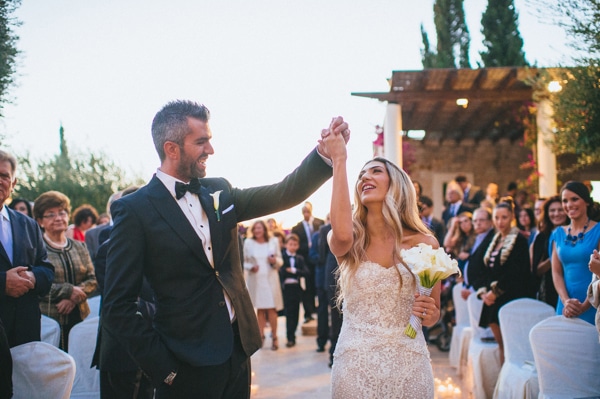 Minimal νυφική ανθοδέσμη με λευκές κάλλες