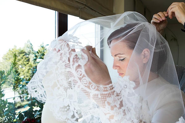 Πεπλο με λεπτομερειες απο δαντελα