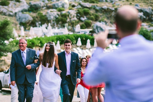 Χτενισμα με στεφανι για μακρια ισια μαλλια