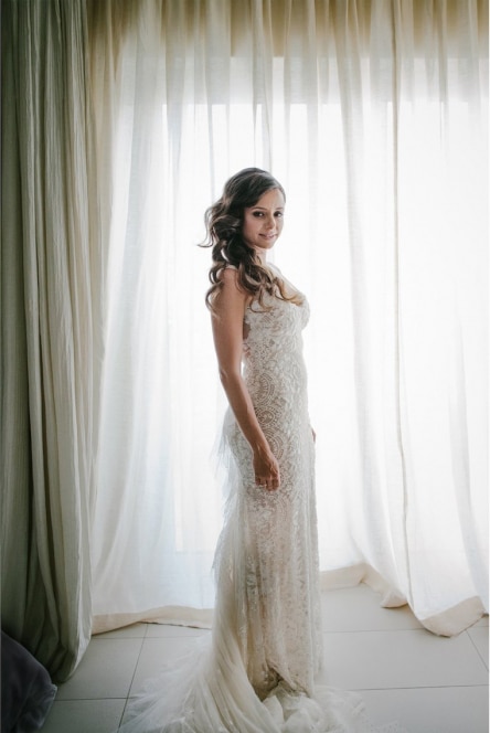 Μακρια μαλλια νυφης μαζεμενα στο πλαι