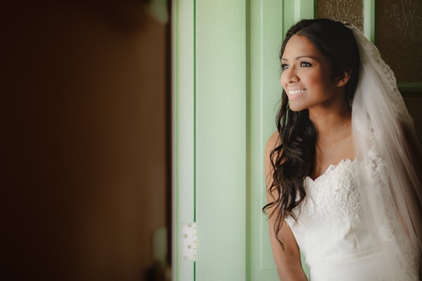 Ρομαντικο χτενισμα νυφης με πεπλο