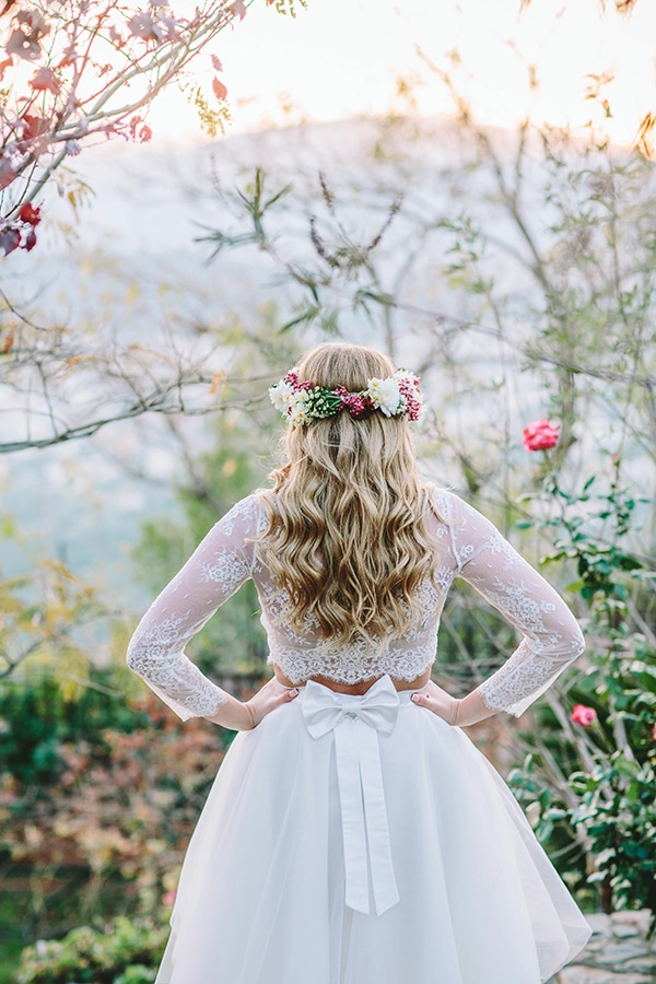 Νυφικο χτενισμα με στεφανι λουλουδιων