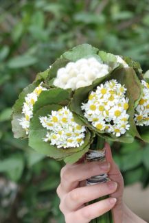 Νυφική ανθοδέσμη με φύλλα από νούφαρα