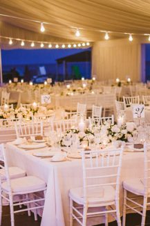 Διακοσμηση τελετης γαμου με λουλουδια