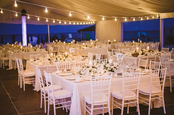 Διακοσμηση τελετης γαμου με λουλουδια