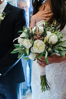 Νυφικό μπουκέτο με παιώνιες και λεβάντα