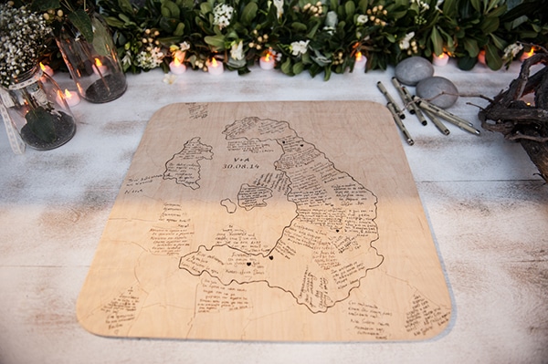 Πρωτοτυπος ξυλινος χαρτης για τις ευχες των καλεσμενων