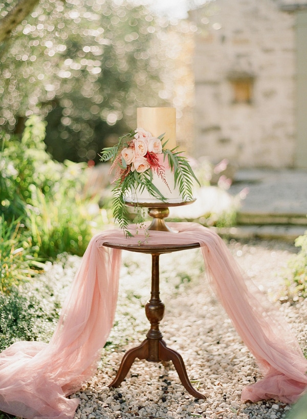 Ρομαντικη τουρτα γαμου με λουλουδια