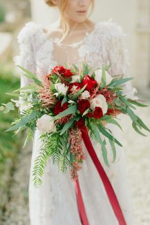 Νυφική ανθοδέσμη με κόκκινα τριαντάφυλλα