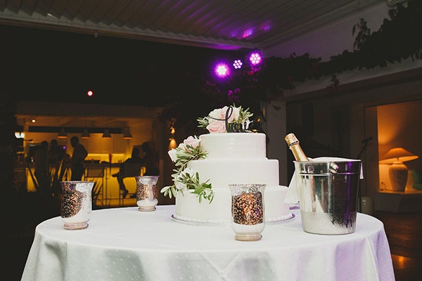 Ρομαντικη γαμηλια τουρτα