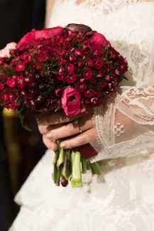 Μπορντό νυφική ανθοδέσμη με νεραγκούλες για χειμωνιάτικο γάμο