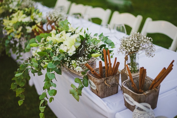 Διακοσμηση γαμου με rustic λεπτομερειες και λουλουδια