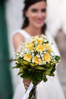 Νυφική ανθοδέσμη με κίτρινα λουλούδια Νυφική ανθοδέσμη με κίτρινα λουλούδια