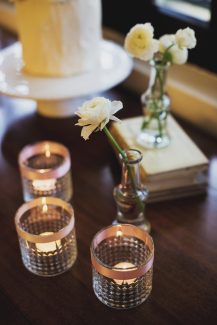 Υπεροχος στολισμος γαμου με κερια και λουλουδακια Υπεροχος στολισμος γαμου με κερια και λουλουδακια