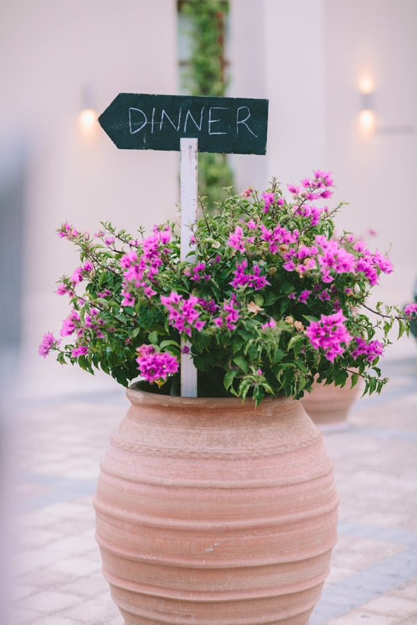 Στολισμος δεξιωσης γαμου με πινακιδες