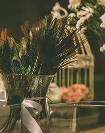 Στολισμος γαμου με φτερα παγωνιου Στολισμος γαμου με φτερα παγωνιου