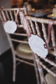 Πινακιδες για τις καρεκλες γαμπρου και νυφης