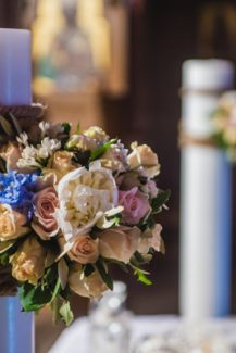 Ανθοστολισμος λαμπαδας γαμου