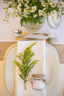 Στολισμος τραπεζιου γαμου με χαμομηλι