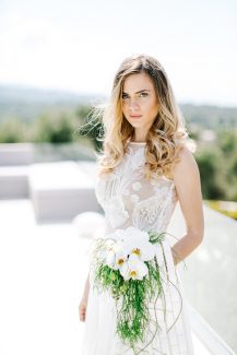 Cascading νυφική ανθοδέσμη με ορχιδέες