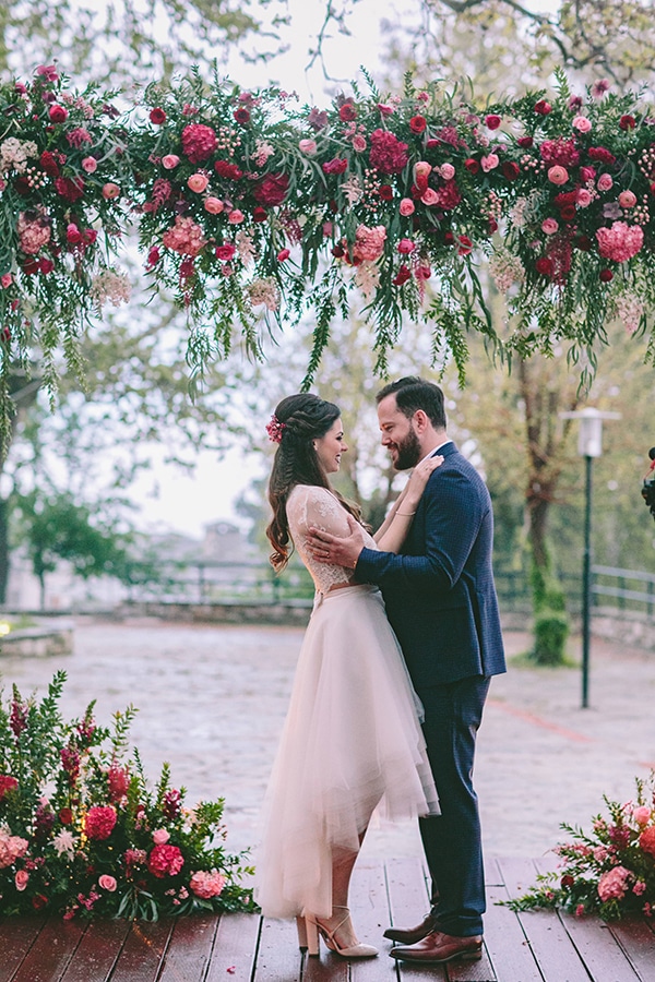 Διακοσμηση γαμου με λουλουδια σε εντονα χρωματα