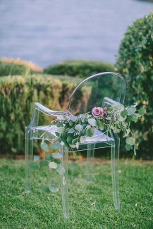 Υπέροχος στολισμός Ghost chair με σύνθεση από ευκάλυπτο