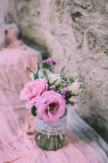 Ρομαντικος στολισμος γαμου με ανθη