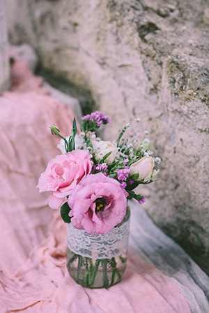 Ρομαντικος στολισμος γαμου με ανθη