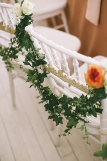 Minimal chic στολισμος καρεκλας γαμου