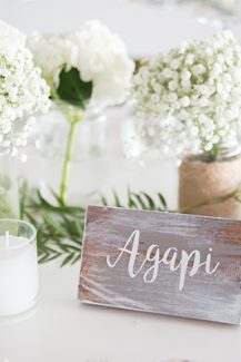 Στολισμος τραπεζιου δεξιωσης με μπουκετακια γυψοφυλλης σε γυαλινα βαζακια