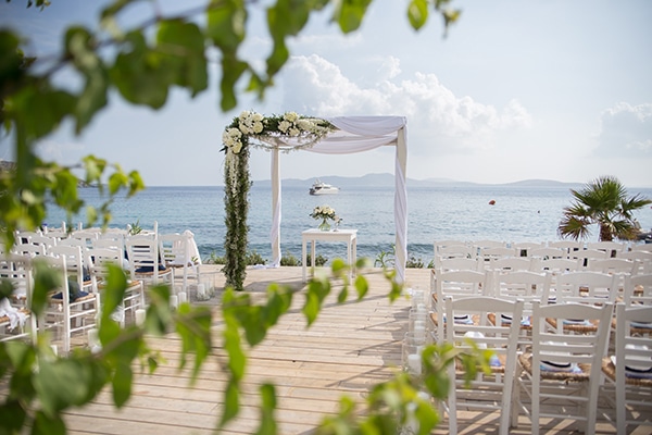 Στολισμος με λευκα λουλουδια