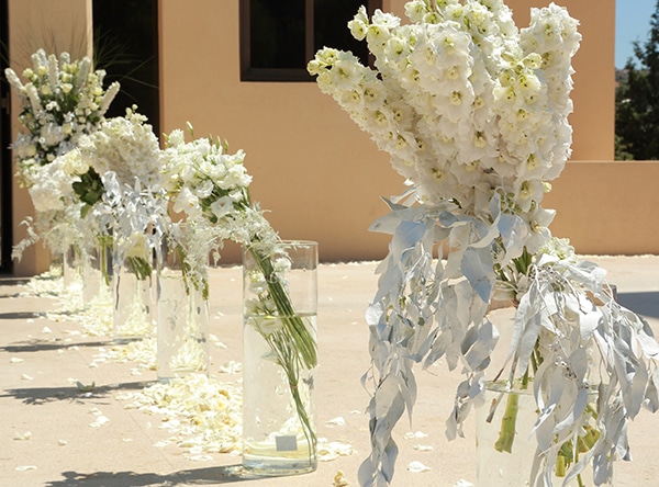 Στολισμος εκκλησιας με λευκα λουλουδια Στολισμος εκκλησιας με λευκα λουλουδια