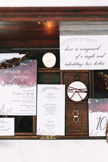 Προσκλητηρια με κοκκινες λεπτομερειες Προσκλητηρια με κοκκινες λεπτομερειες