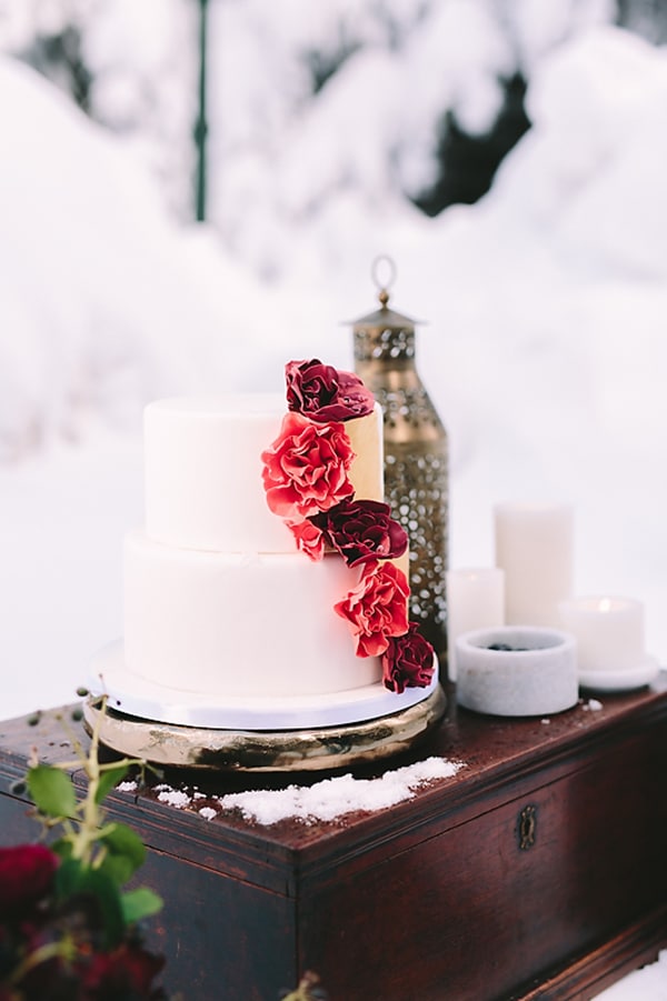 Λευκη τουρτα με κοκκινα λουλουδια