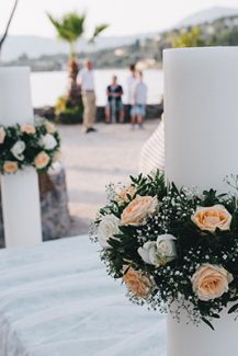 Στολισμός λαμπάδας με ελιά, baby breaths και τριαντάφυλλα Στολισμός λαμπάδας με ελιά, baby breaths και τριαντάφυλλα