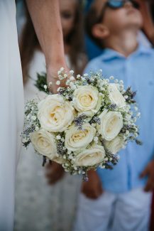 Νυφική ανθοδέσμη με λευκά τριαντάφυλλα Νυφική ανθοδέσμη με λευκά τριαντάφυλλα