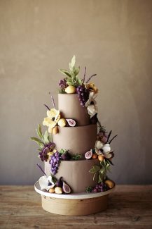 Τριοροφη γαμηλια τουρτα