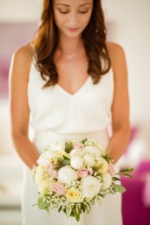 Νυφική ανθοδέσμη σε ροζ και λευκό χρώμα Νυφική ανθοδέσμη σε ροζ και λευκό χρώμα