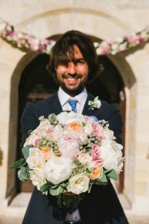 Νυφική ανθοδέσμη με παιώνιες και τριαντάφυλλα Νυφική ανθοδέσμη με παιώνιες και τριαντάφυλλα