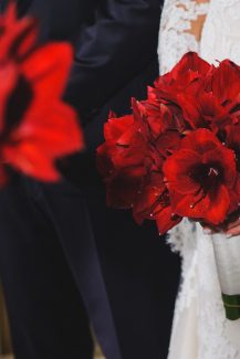 Νυφική ανθοδέσμη με κόκκινες αμαρυλλίδες