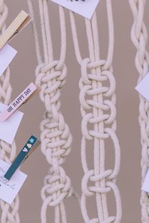 Κρεαμαστες ταμπελιτσες σε macrame κουρτινα