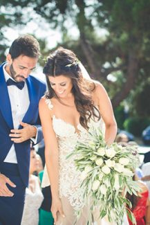 Νυφική ανθοδέσμη από τριαντάφυλλα και φύλλα ελιάς Νυφική ανθοδέσμη από τριαντάφυλλα και φύλλα ελιάς